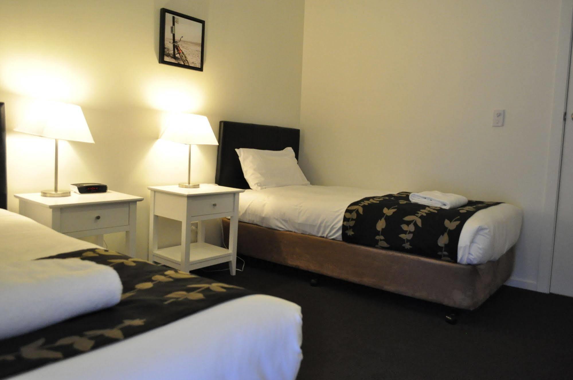 Albury Burvale Motor Inn Екстер'єр фото